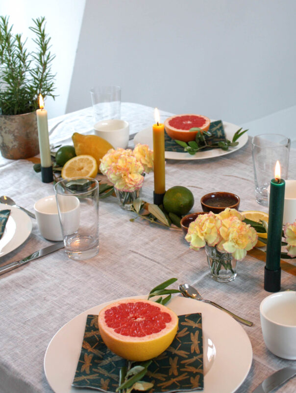 Brunch Tisch-Deko mit Grapefruit und Zitronen: Tilda Deko Box Grazing Table Inspiration