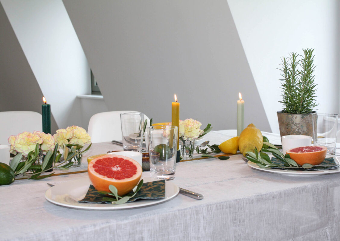 Brunch Tisch-Deko mit Grapefruit und Zitronen: gedeckter Tisch mit Oliven, Grapefruit und Zitronen und Tilda Deko-Box Grazing Table