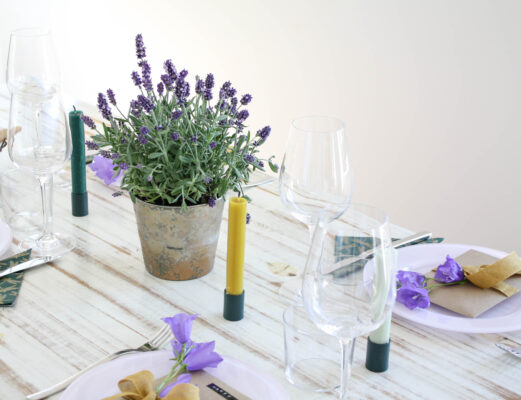 Tisch-Deko mit Lavendel: Lavendel in grün-goldenem Übertopf