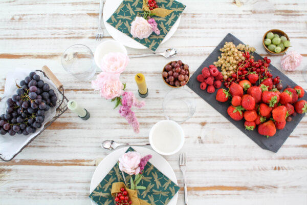 Tisch-Deko mit Rosa Blumen: Dekorierter Tisch von oben mit Rosa Rosen und gelben Schleifen