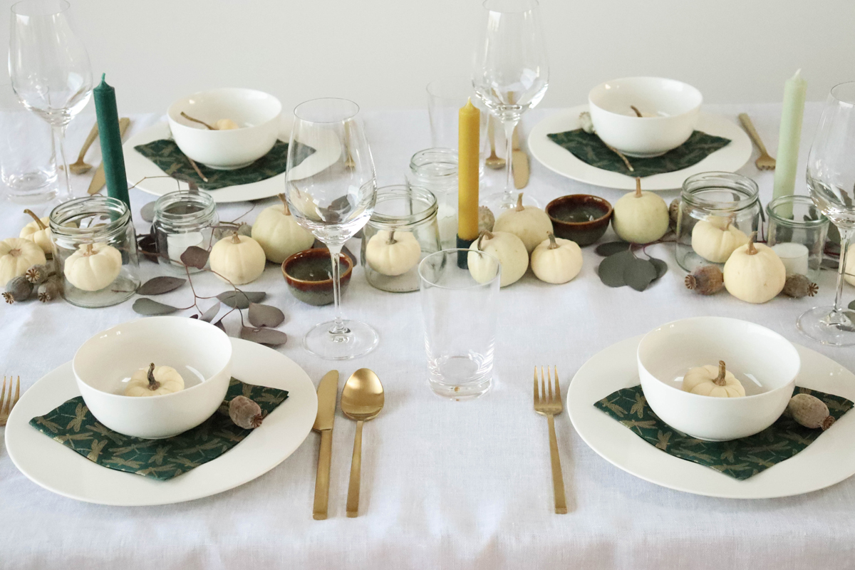 Tisch-Deko mit weißen Kürbissen: perfekte Deko für Herbst und Halloween