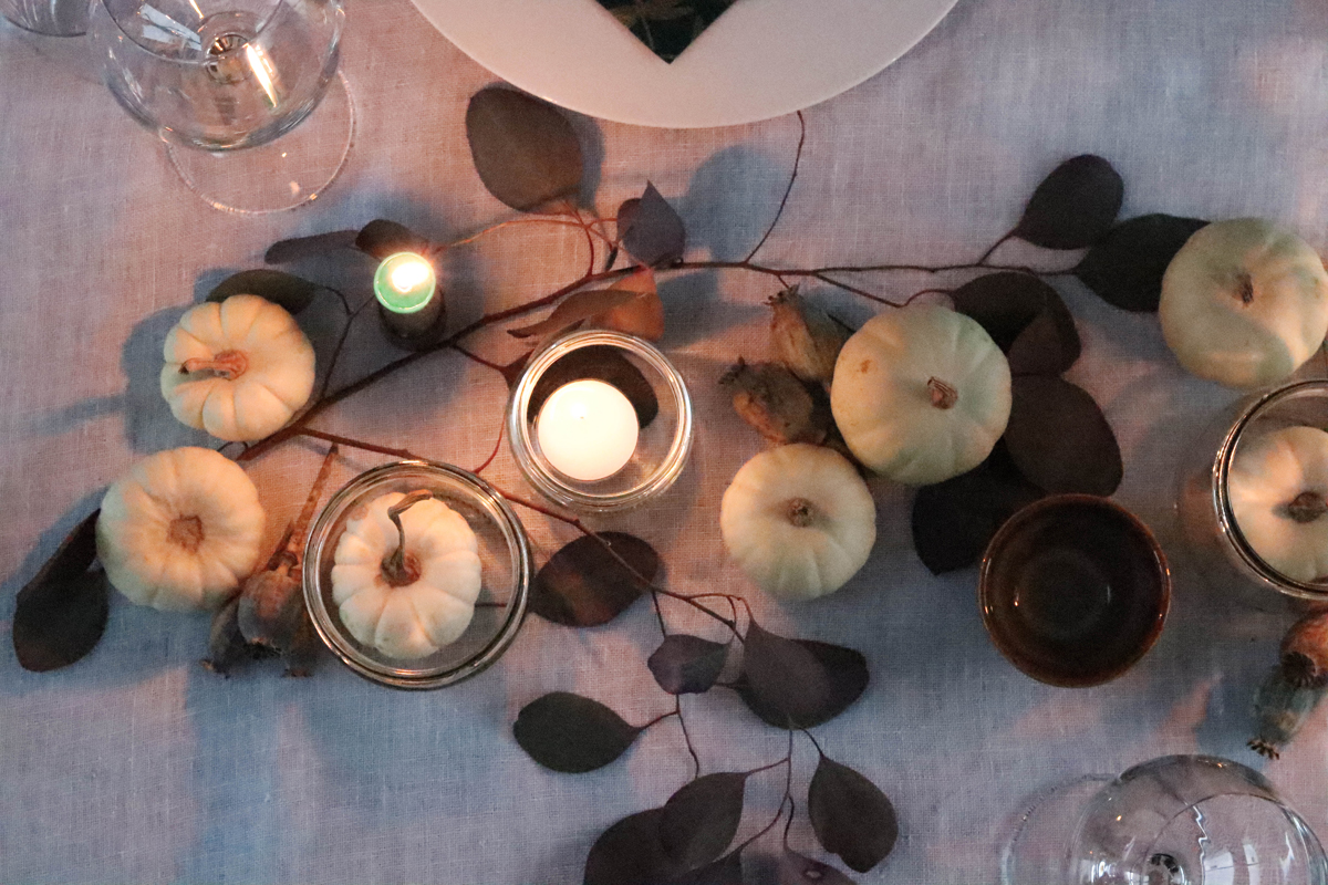 Tisch-Deko mit weißen Kürbissen: Kürbisse symmetrisch dekoriert