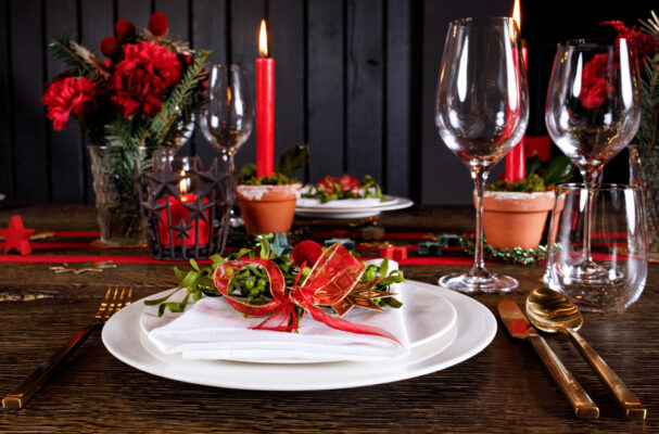 Rote Tisch-Deko zu Weihnachten: Organzaband mit Goldkante umfasst Misteln und Craspedia bei Tilda Deko-Box Ruby Winter